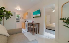 Quiet West Palm Beach Guest Cottage Near The Beach!